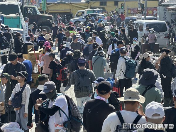 ▲光復車站,人潮,雨鞋,受傷。（圖／記者許權毅攝）