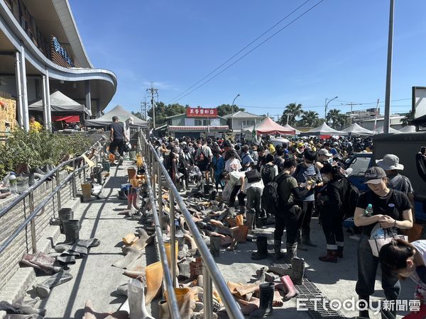 ▲光復車站,人潮,雨鞋,受傷。（圖／記者許權毅攝）