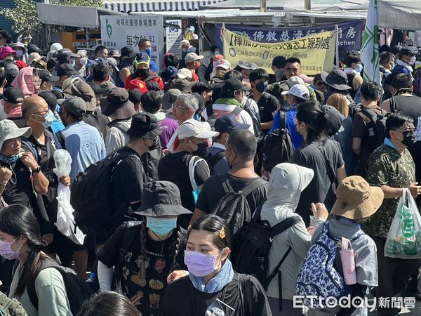 ▲光復車站,人潮,雨鞋,受傷。（圖／記者許權毅攝）