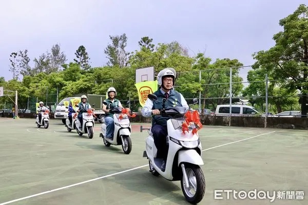 ▲台南市長黃偉哲主持環保局電動機車啟用典禮，展現零排放決心。（記者林東良翻攝，下同）
