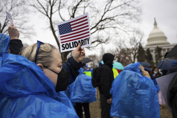 ▲▼2025年3月，人們在國會山莊抗議川普政府針對聯邦工作人員的政策。（圖／達志影像／美聯社）