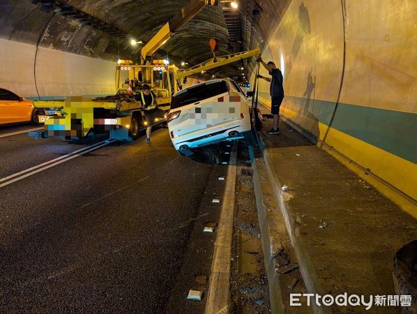 ▲30日晚間國道三號發生休旅車擦撞內外側護欄引發後車追撞案例。（圖／記者張君豪翻攝）