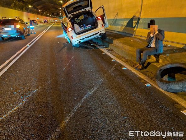 ▲30日晚間國道三號發生休旅車擦撞內外側護欄引發後車追撞案例。（圖／記者張君豪翻攝）