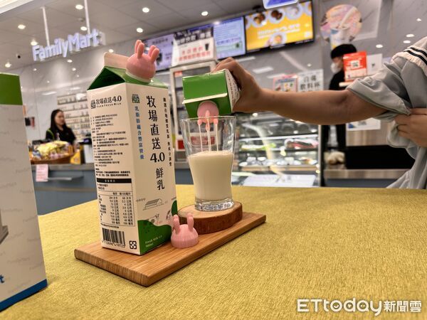 ▲▼全家推出療癒周邊，買鮮奶滿額送「造型牛奶嘴蓋」，買指定飲料3件可加購「全家店舖積木」。（圖／記者林育綾攝）