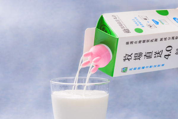 ▲▼全家推出療癒周邊，買鮮奶滿額送「造型牛奶嘴蓋」，買指定飲料3件可加購「全家店舖積木」。（圖／業者提供）
