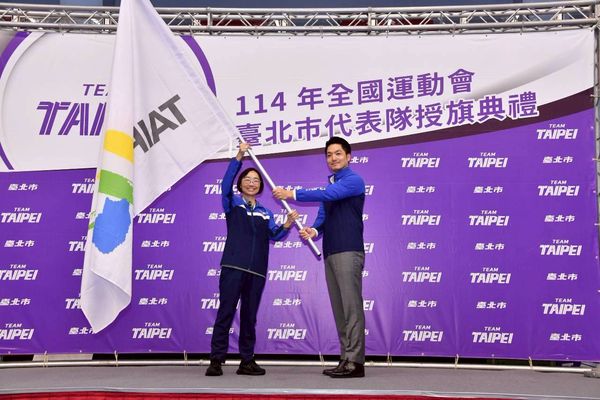▲台北市長蔣萬安授旗全運會代表會，由體育局長游竹萍（左）代表接受。（圖／北市府提供）