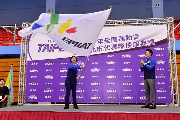 ▲台北市長蔣萬安授旗全運會代表會，由體育局長游竹萍（左）代表接受。（圖／北市府提供）
