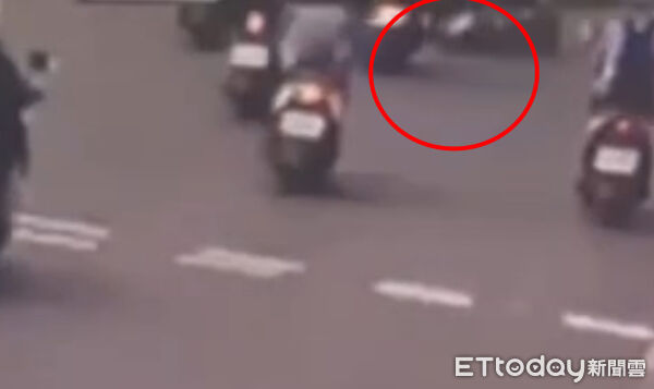 ▲▼高雄17歲少年無照騎車上路闖禍，女騎士遭追撞「頭部爆血」送醫。（圖／記者賴文萱翻攝）