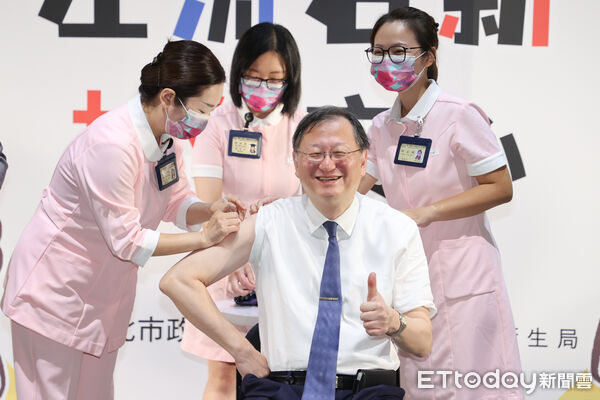 ▲▼ 公費流感及新冠疫苗開打記者會, 臺大醫院余忠仁院長代表醫事人員示範接受疫苗接種, 余忠仁    。（圖／記者徐文彬攝）