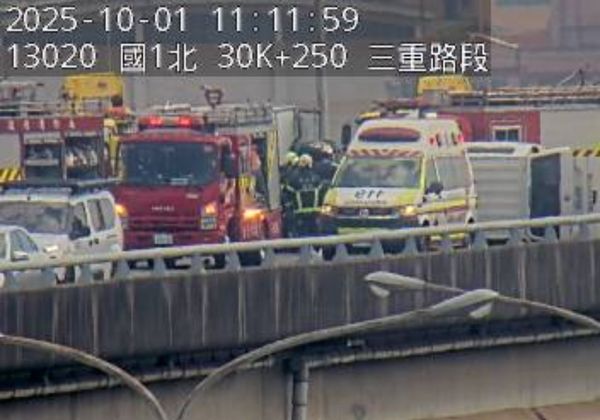 ▲汐五高架追撞事故，救護車翻覆。（圖／記者黃彥傑翻攝，下同）