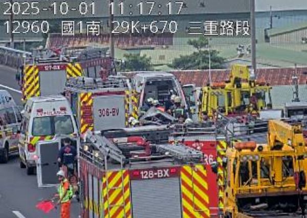 ▲汐五高架追撞事故，救護車翻覆。（圖／記者黃彥傑翻攝，下同）