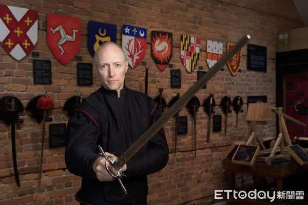 ▲奇美博物館首度推出兵器體驗活動，邀西洋武術大師戴文．伯爾曼來台授課。（記者林東良翻攝，下同）