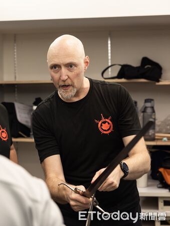 ▲奇美博物館首度推出兵器體驗活動，邀西洋武術大師戴文．伯爾曼來台授課。（記者林東良翻攝，下同）