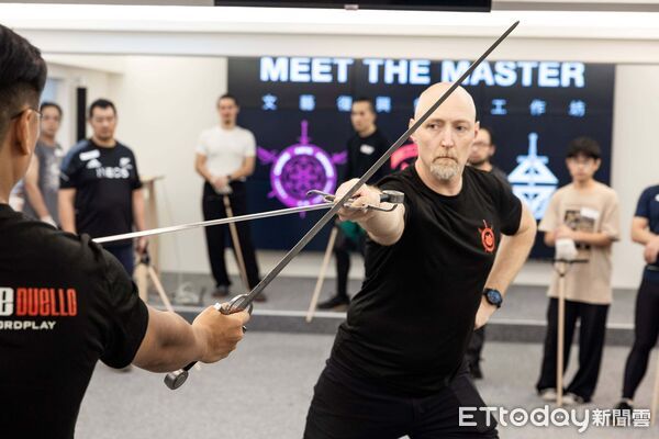 ▲奇美博物館首度推出兵器體驗活動，邀西洋武術大師戴文．伯爾曼來台授課。（記者林東良翻攝，下同）