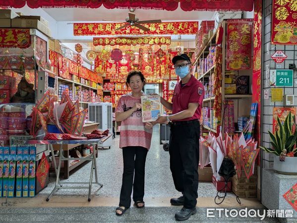 ▲台南市消防局加強稽查爆竹煙火販售，提醒民眾購買須認明合法標示。（記者林東良翻攝，下同）