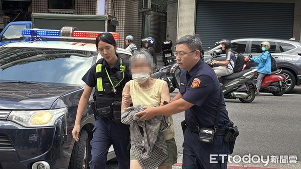 ▲▼             在捷運上搶優先席遭踹飛的曾姓阿嬤(73歲)，於北市大同區一家便利商店遭警方帶回。（圖／記者邱中岳攝，下同）