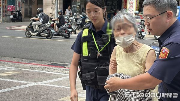 ▲▼             在捷運上搶優先席遭踹飛的曾姓阿嬤(73歲)，於北市大同區一家便利商店遭警方帶回。（圖／記者邱中岳攝，下同）
