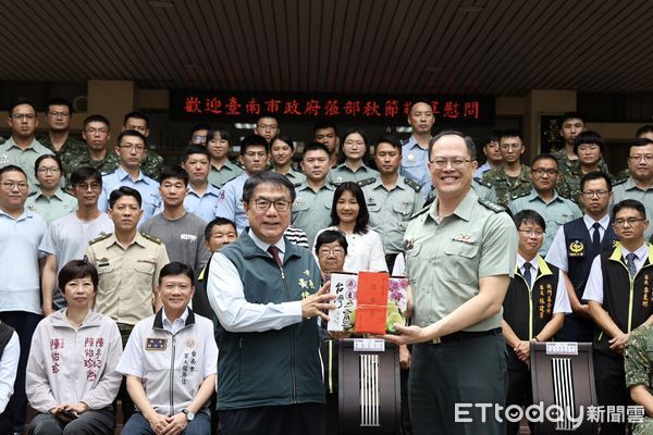 ▲市長黃偉哲前往台南市後備指揮部，致贈慰勞金與農特產品禮盒，感謝官兵辛勞付出。（記者林東良翻攝，下同）