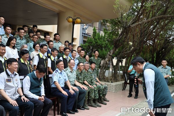 ▲市長黃偉哲前往台南市後備指揮部，致贈慰勞金與農特產品禮盒，感謝官兵辛勞付出。（記者林東良翻攝，下同）