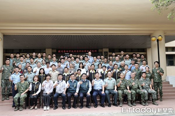 ▲市長黃偉哲前往台南市後備指揮部，致贈慰勞金與農特產品禮盒，感謝官兵辛勞付出。（記者林東良翻攝，下同）