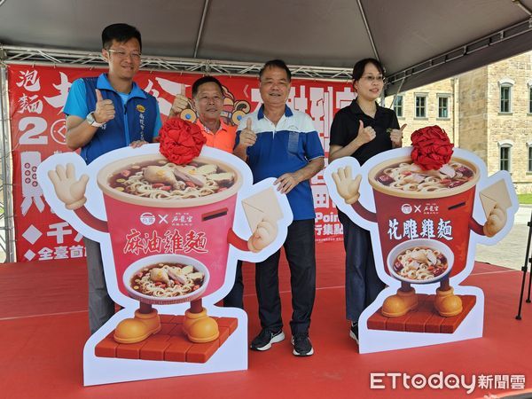 ▲石龍宮全台首創「泡麵造型郵筒」亮相，10月4日「千人泡麵」祈福日即將登場。（圖／記者高堂堯攝，下同）