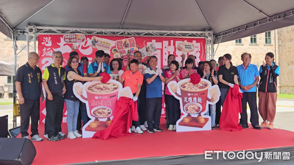 ▲石龍宮全台首創「泡麵造型郵筒」亮相，10月4日「千人泡麵」祈福日即將登場。（圖／記者高堂堯攝）