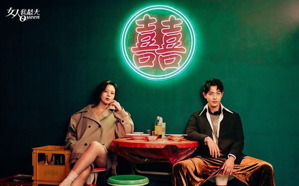 ▲劉品言（左）和連晨翔拍攝《女人我最大》10月封面。(圖／女人我最大)