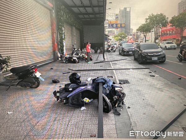 ▲台南市中西區中華北路1日上午發生車禍，22歲機車騎士受傷送醫，所幸無大礙。（記者林東良翻攝，下同）