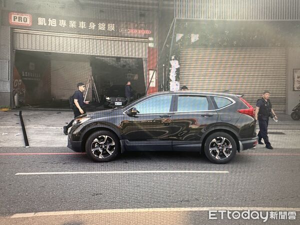 ▲台南市中西區中華北路1日上午發生車禍，22歲機車騎士受傷送醫，所幸無大礙。（記者林東良翻攝，下同）