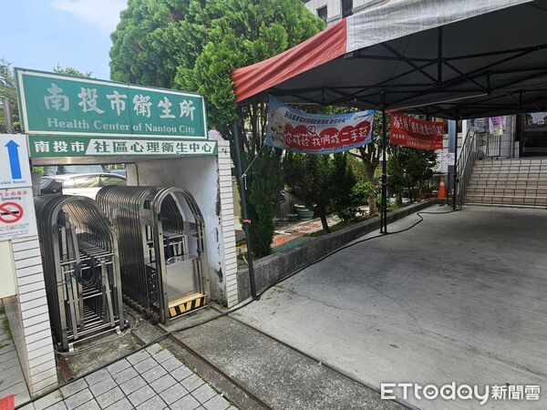 ▲南投市衛生所於門口公告當日接種疫苗廠牌。（圖／記者高堂堯攝）