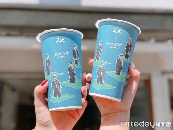 ▲▼萬波聯名理想混蛋推限定飲品「萬事大桔」，還有限定飲料杯、限量盲袋小卡。（圖／記者蕭筠攝）