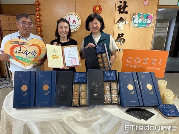 ▲黃偉哲市長與社會局長郭乃文代表市府接受欣得實業與和逸飯店&bull;台南西門館捐贈月餅禮盒，將送給弱勢家庭共享中秋溫暖。（記者林東良攝，下同）