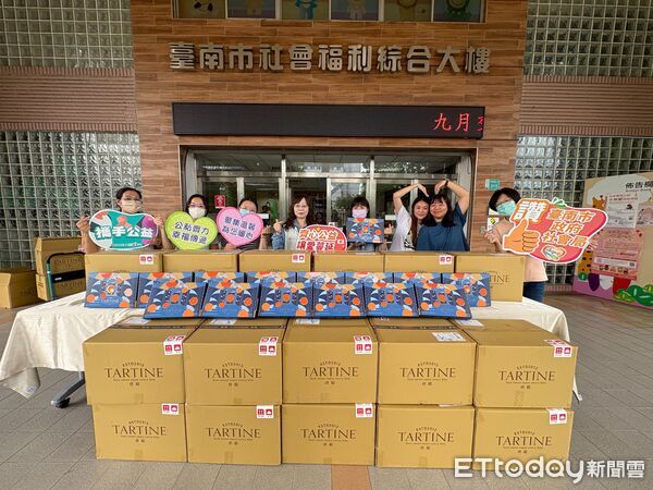 ▲黃偉哲市長與社會局長郭乃文代表市府接受欣得實業與和逸飯店&bull;台南西門館捐贈月餅禮盒，將送給弱勢家庭共享中秋溫暖。（記者林東良攝，下同）