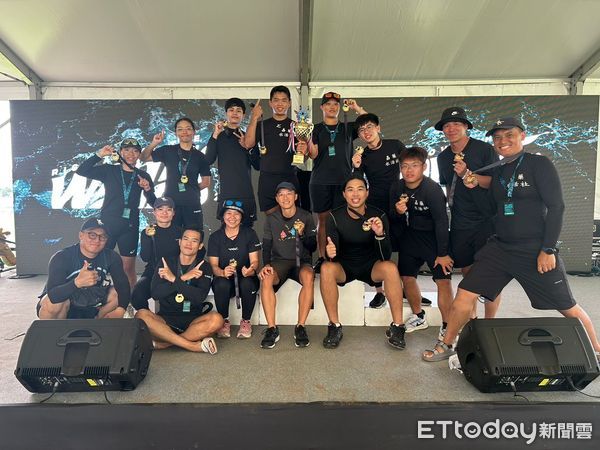 ▲嘉藥水上活動社勇奪新加坡國際龍舟賽冠軍，隊員賽後合影留念。（記者林云翻攝，下同）