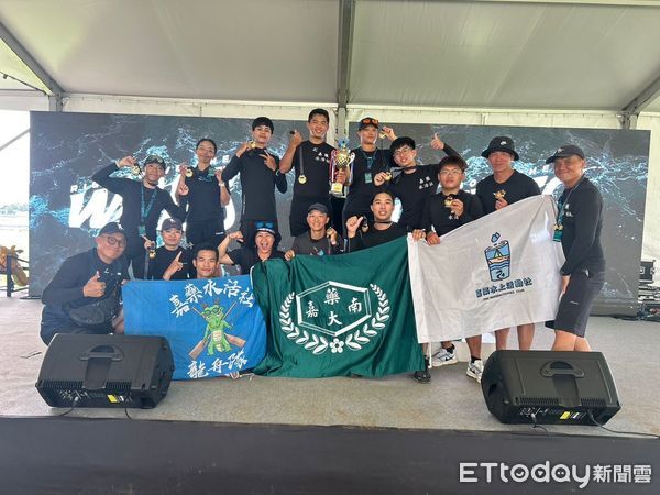 ▲嘉藥水上活動社勇奪新加坡國際龍舟賽冠軍，隊員賽後合影留念。（記者林云翻攝，下同）