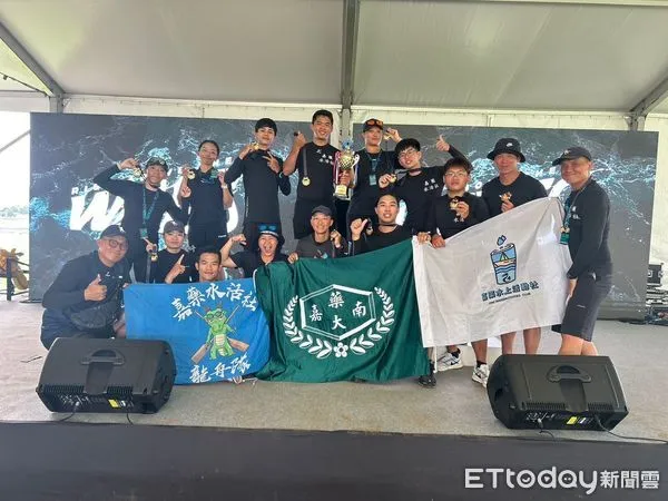 ▲嘉藥水上活動社勇奪新加坡國際龍舟賽冠軍，隊員賽後合影留念。（記者林云翻攝，下同）