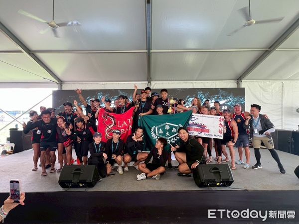 ▲嘉藥水上活動社勇奪新加坡國際龍舟賽冠軍，隊員賽後合影留念。（記者林云翻攝，下同）