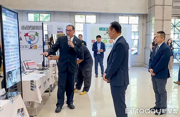 ▲刑事局長周幼偉視察全台警打詐掃黑肅槍專案成果。（圖／記者張君豪翻攝）