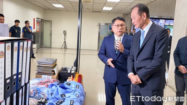 ▲刑事局長周幼偉視察全台警打詐掃黑肅槍專案成果。（圖／記者張君豪翻攝）