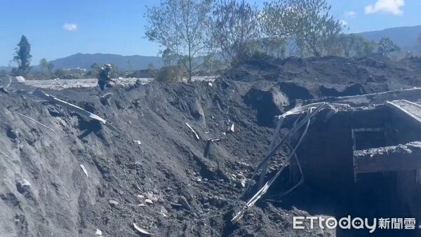 ▲▼           開挖震撼畫面曝！一樓慘變地下室埋土裡  。（圖／地方中心翻攝）