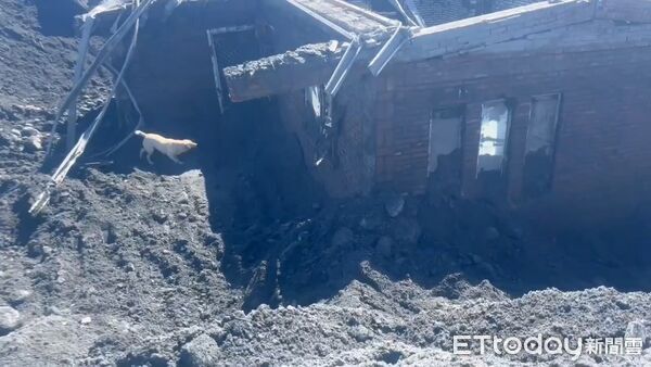 ▲▼ 開挖震撼畫面曝！一樓慘變地下室埋土裡 。（圖／地方中心翻攝）