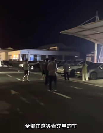 ▲▼大陸十一長假高速充電樁塞爆。（圖／翻攝紅星新聞）