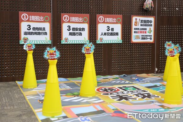 ▲台南市舉辦「人本交通新文化」活動成果記者會，副市長葉澤山頒發電動機車予幸運市民。（記者林東良翻攝，下同）