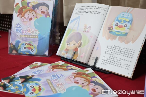 ▲台南市舉辦「人本交通新文化」活動成果記者會，副市長葉澤山頒發電動機車予幸運市民。（記者林東良翻攝，下同）