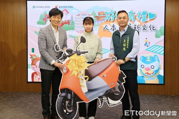 ▲台南市舉辦「人本交通新文化」活動成果記者會，副市長葉澤山頒發電動機車予幸運市民。（記者林東良翻攝，下同）
