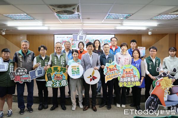 ▲台南市舉辦「人本交通新文化」活動成果記者會，副市長葉澤山頒發電動機車予幸運市民。（記者林東良翻攝，下同）