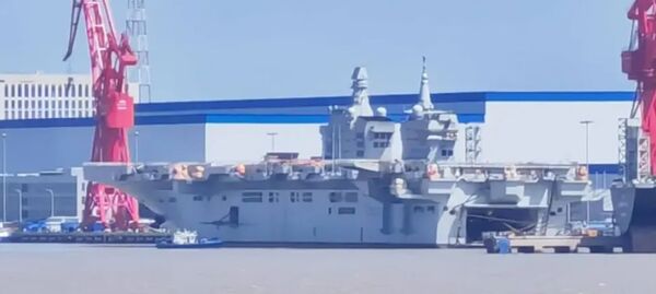 ▲▼大陸首艘076型兩棲攻擊艦「四川艦」被發現已拆除覆蓋在電磁彈射軌道工棚，很可能近期就會進行第一次海試。（圖／翻攝自大陸網站）