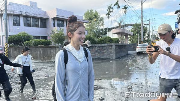 ▲南韓啦啦隊女神李多慧低調現身花蓮協助救災。（圖／記者許權毅攝，下同）