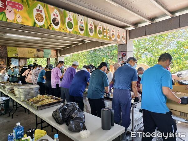 ▲台南市議員陳皇宇攜手國泰人壽歸仁通訊處，送蔬菜物資支援花蓮災區義煮行動。（記者林東良翻攝，下同）