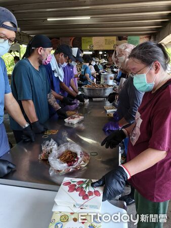 ▲台南市議員陳皇宇攜手國泰人壽歸仁通訊處，送蔬菜物資支援花蓮災區義煮行動。（記者林東良翻攝，下同）